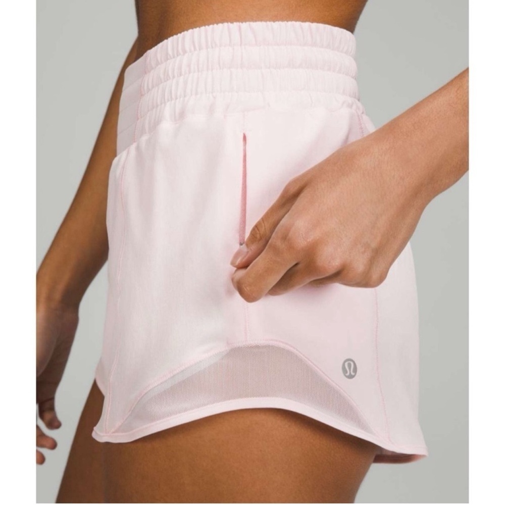 Lululemon Hotty Hot High-Rise Lined Short 2.5"
Strawberry Milkshake New With Tag